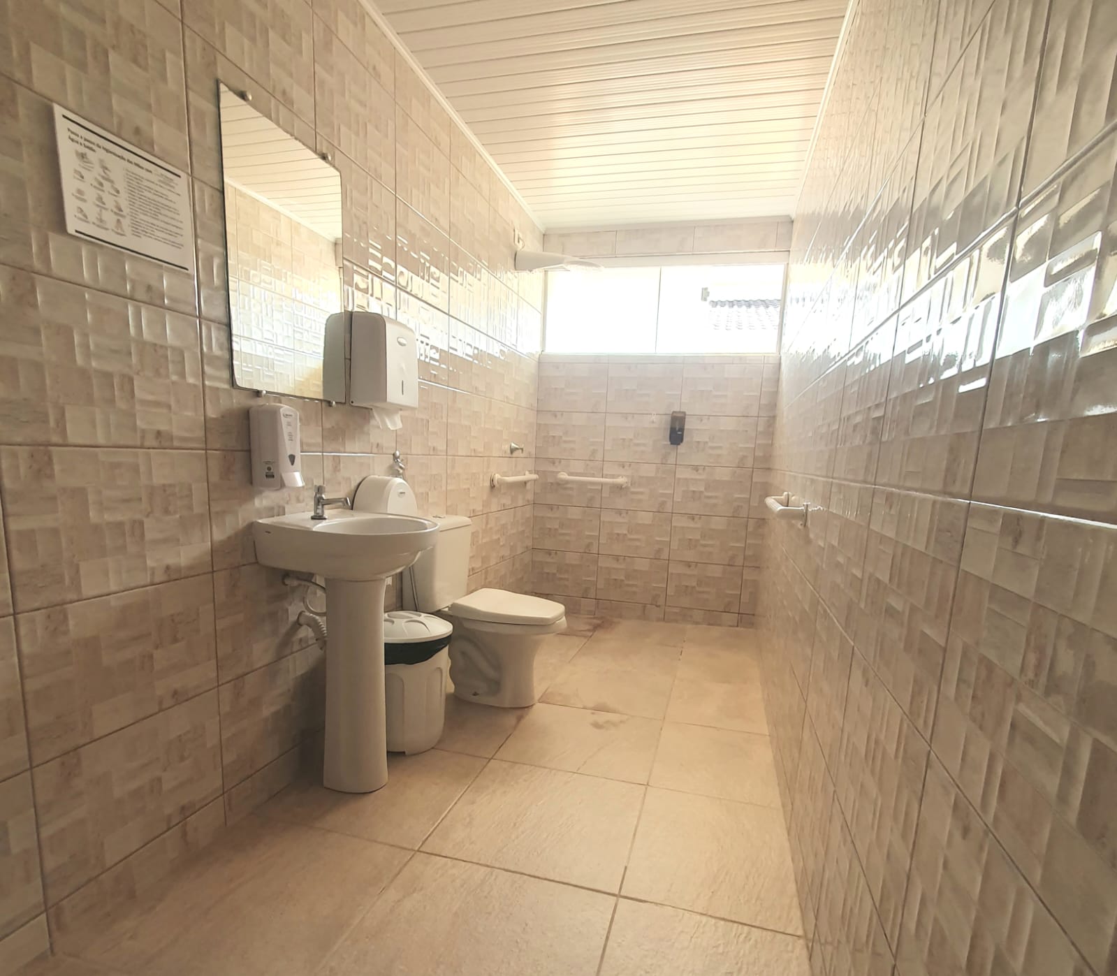 Banheiro adaptado com barras de apoio e piso antiderrapante