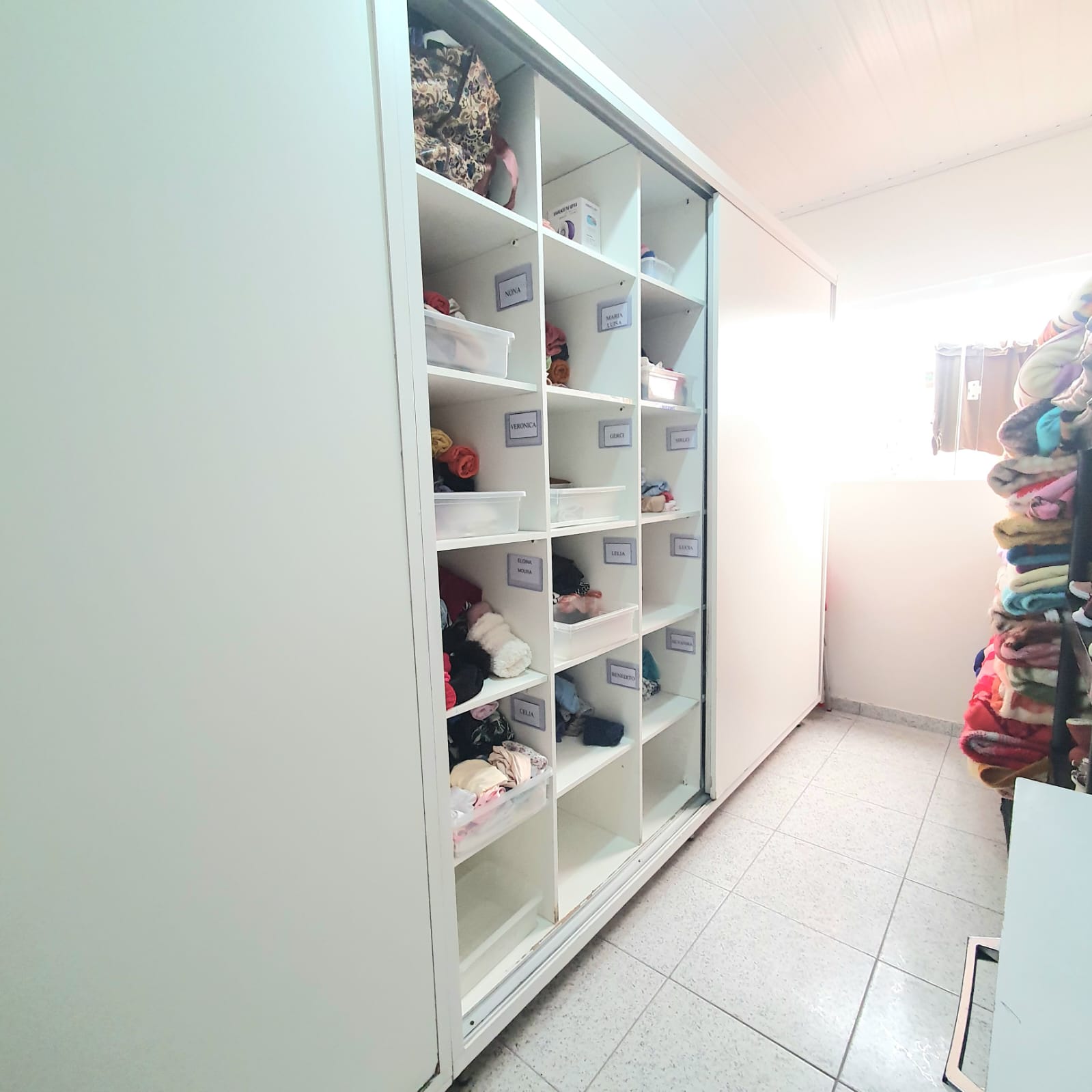 Rouparia organizada com nichos individuais dos moradores
