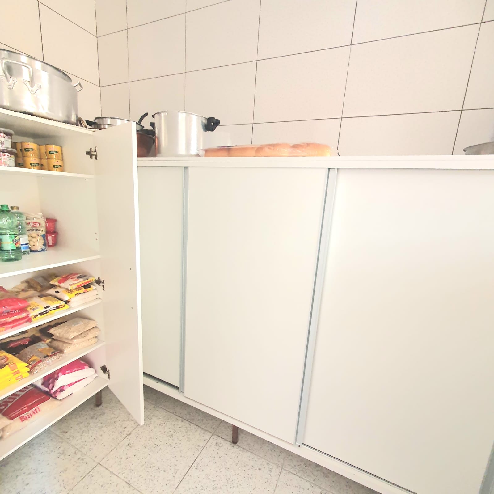 Despensa da cozinha com mantimentos bem armazenados