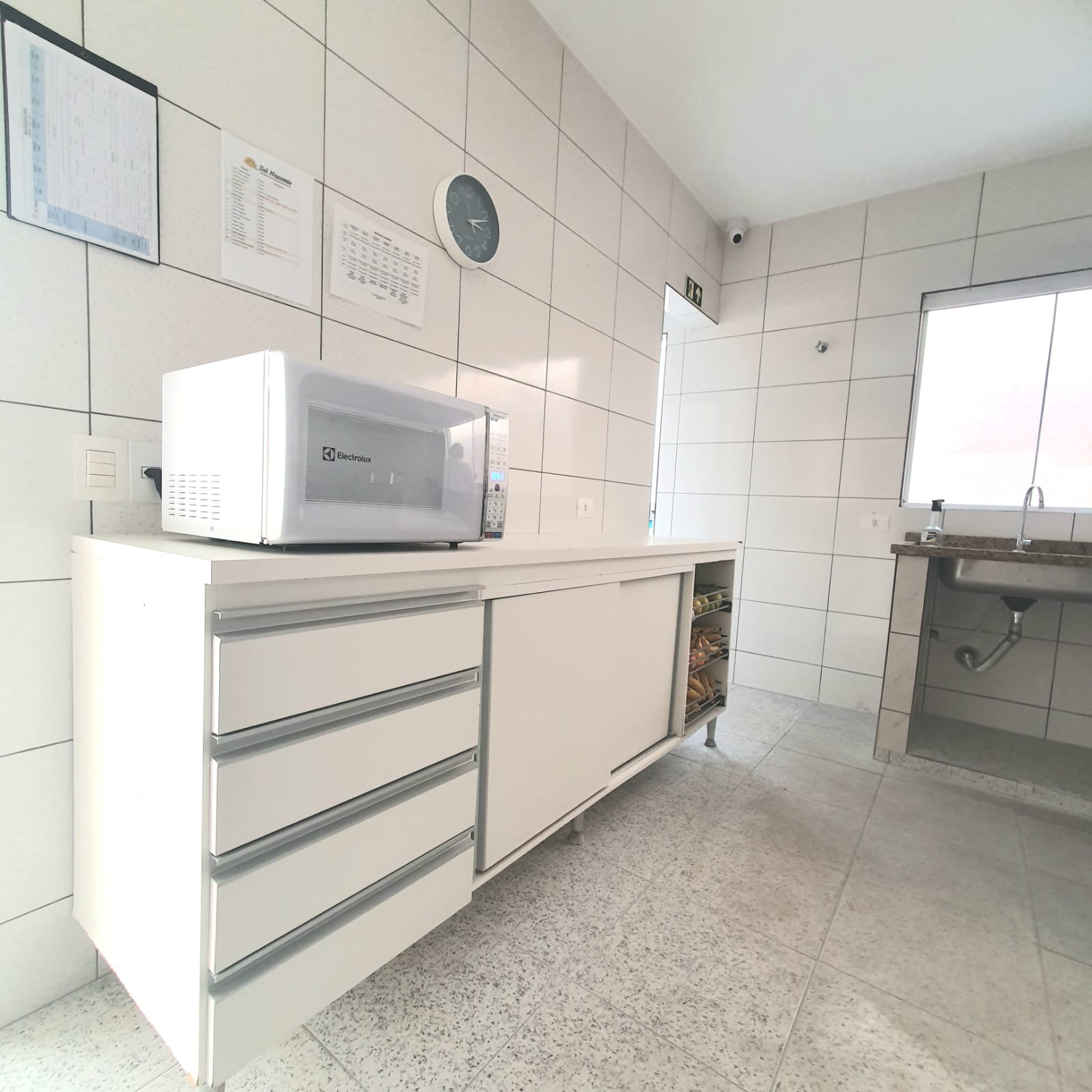 Cozinha ampla e organizada com bancada e utensílios